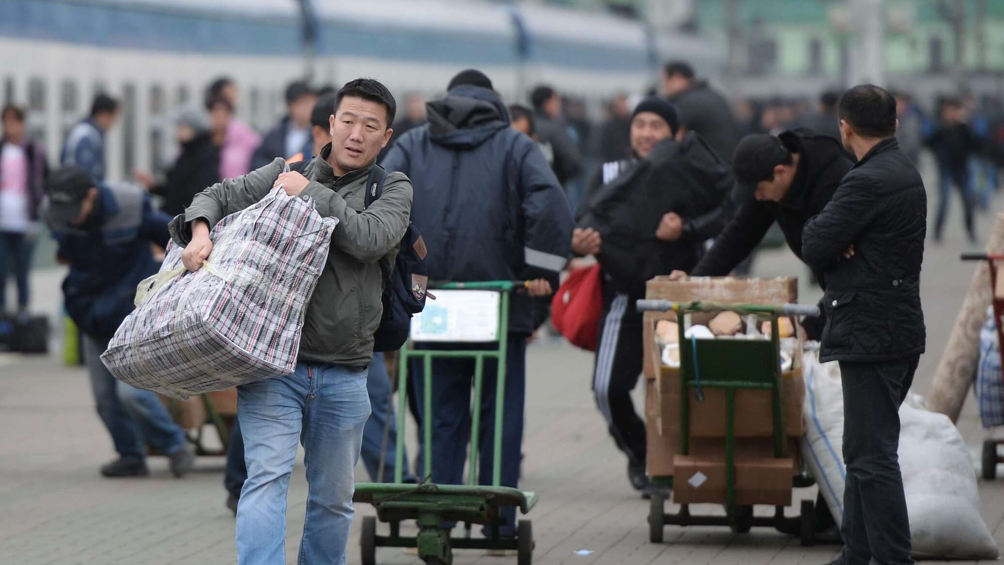 Минсоцтруда помогло кыргызстанцам в РФ вернуть зарплату на 16 млн рублей