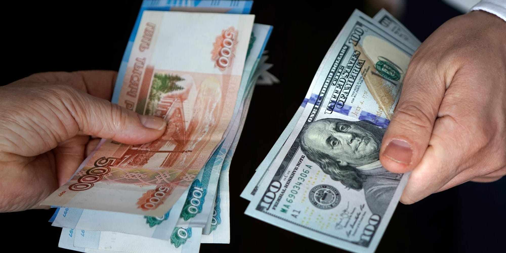 В Таласе двух граждан оштрафовали за незаконный обмен валюты на 35 тысяч сомов