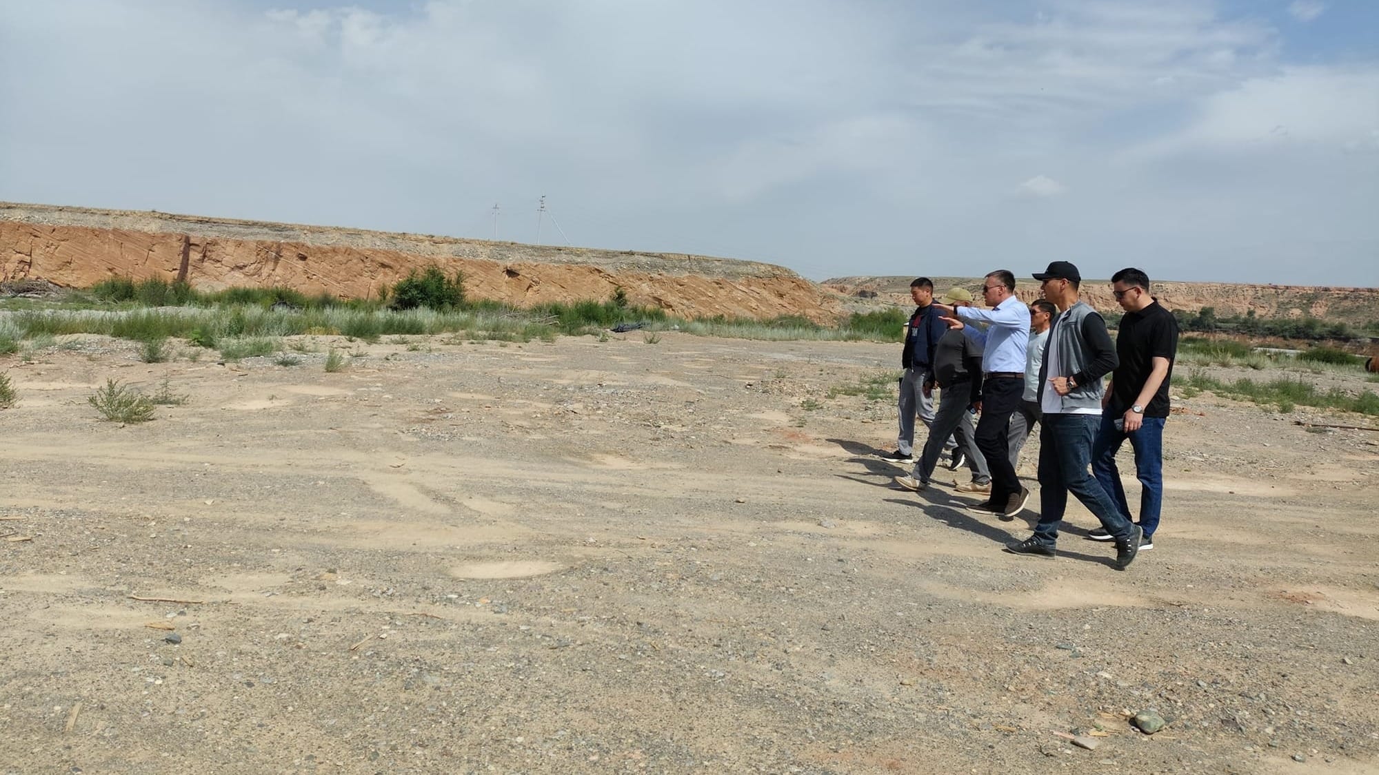 Новый глава Нарынской области проверил строительство дорог и поручил ускорить работы