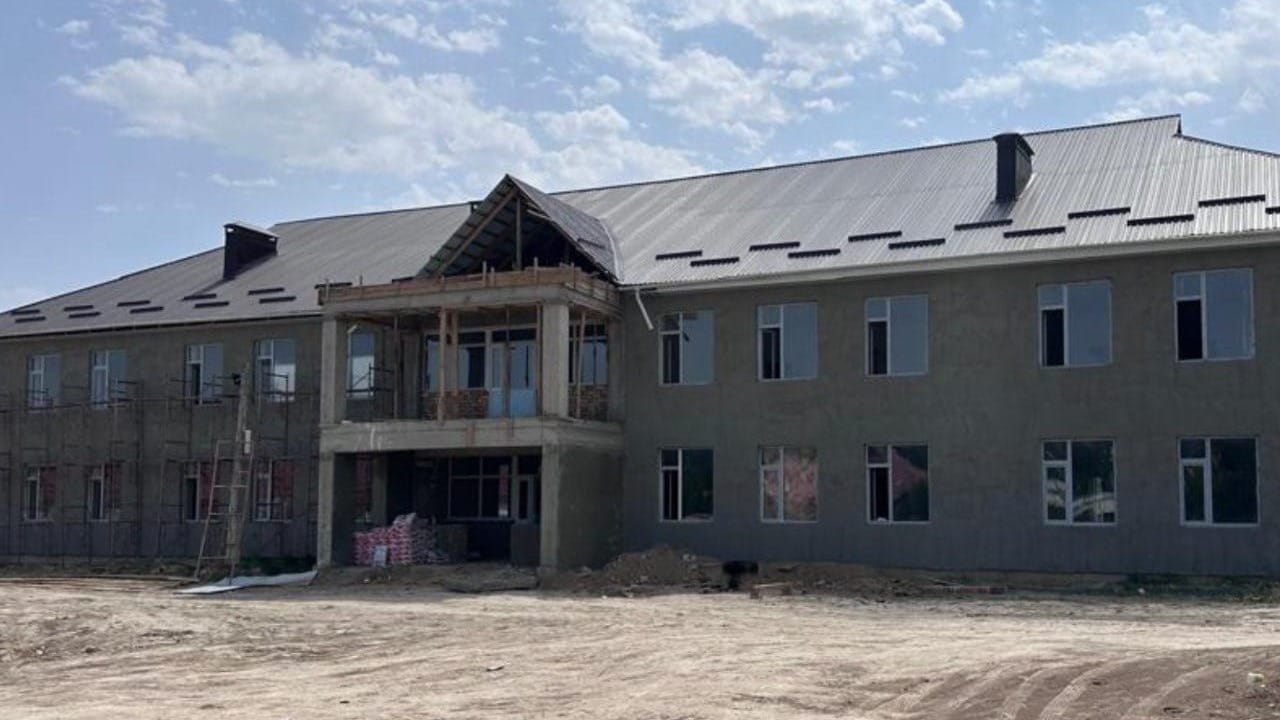 Школу за 100 млн сомов достраивают в таласском селе Кара-Суу
