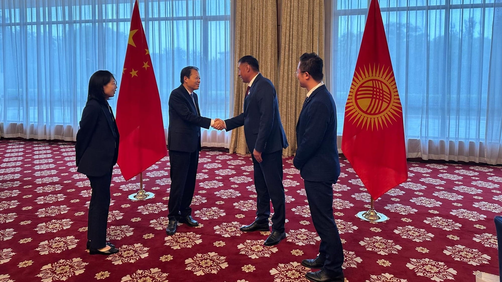 Кыргызстан предложил Китаю внедрить электронный обмен разрешениями для грузоперевозчиков