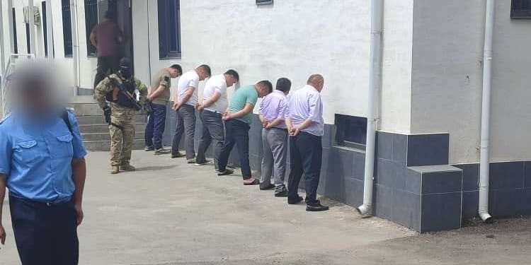 В Оше задержаны муниципальные чиновники – их подозревают в незаконной продаже земли