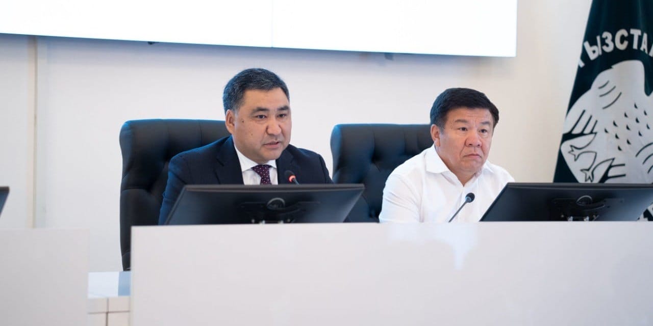 Алмамбета Шыкмаматова после переназначения представили коллективу Налоговой службы