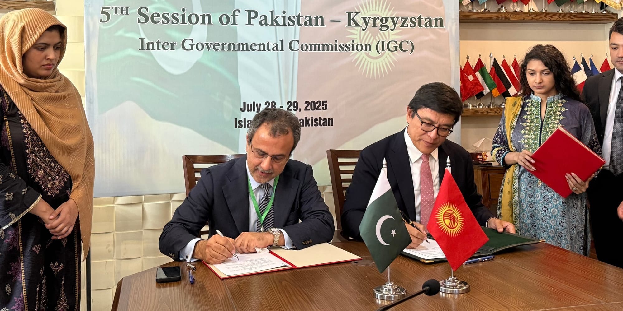 Кыргызстан и Пакистан заключили меморандумы по инвестициям и халал‑торговле