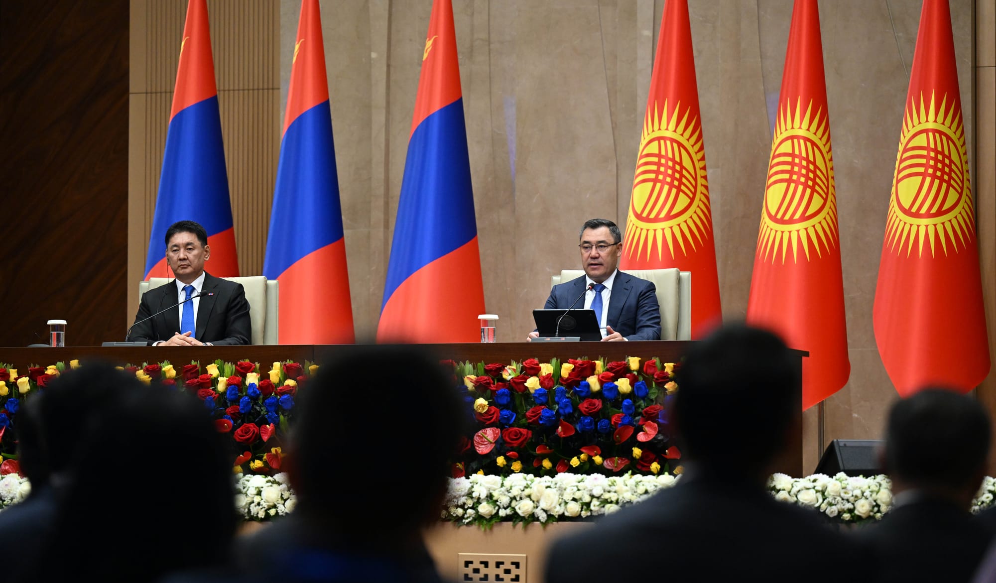 Садыр Жапаров и Ухнаагийн Хурэлсух на пресс-конференции в Бишкеке. Фото: пресс-служба президента КР.