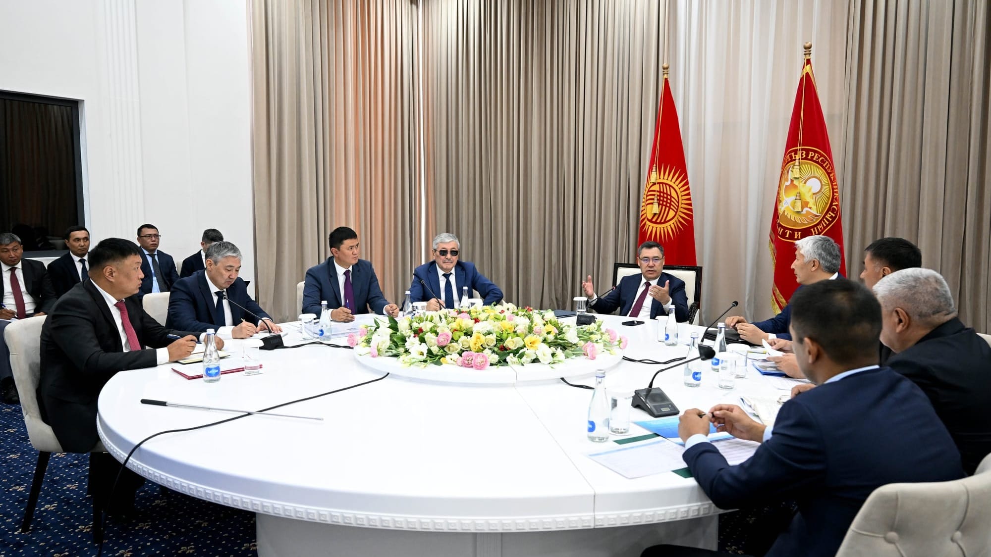 Совещание по «Ала-Тоо Резорт» в Чолпон-Ате. Фото: president.kg.