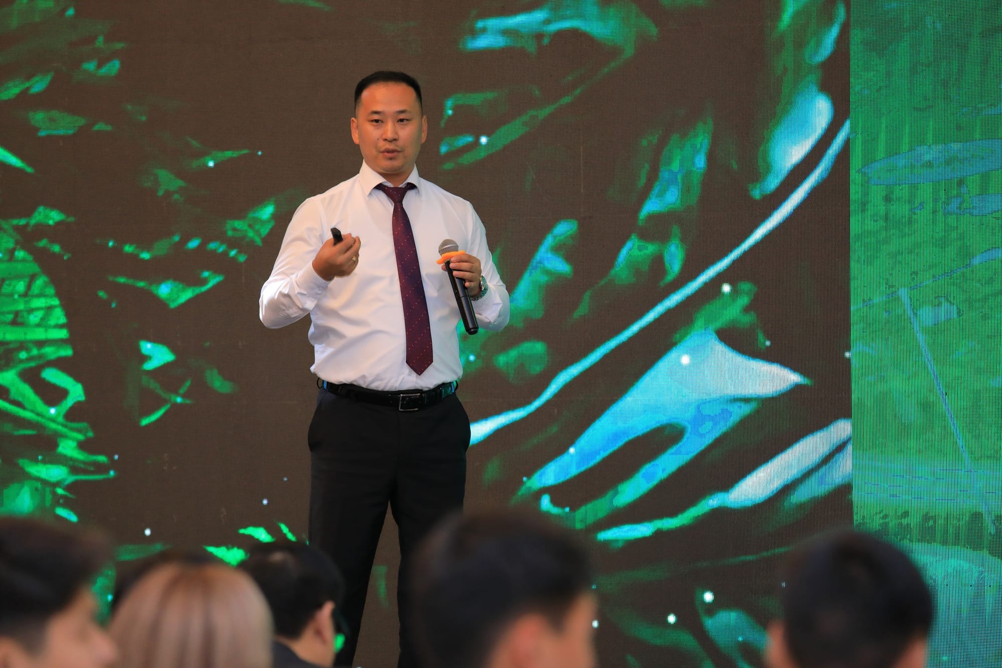 Николай Ким — генеральный директор Amanat Invest во время презентации на тему «житель 15-минутного города».