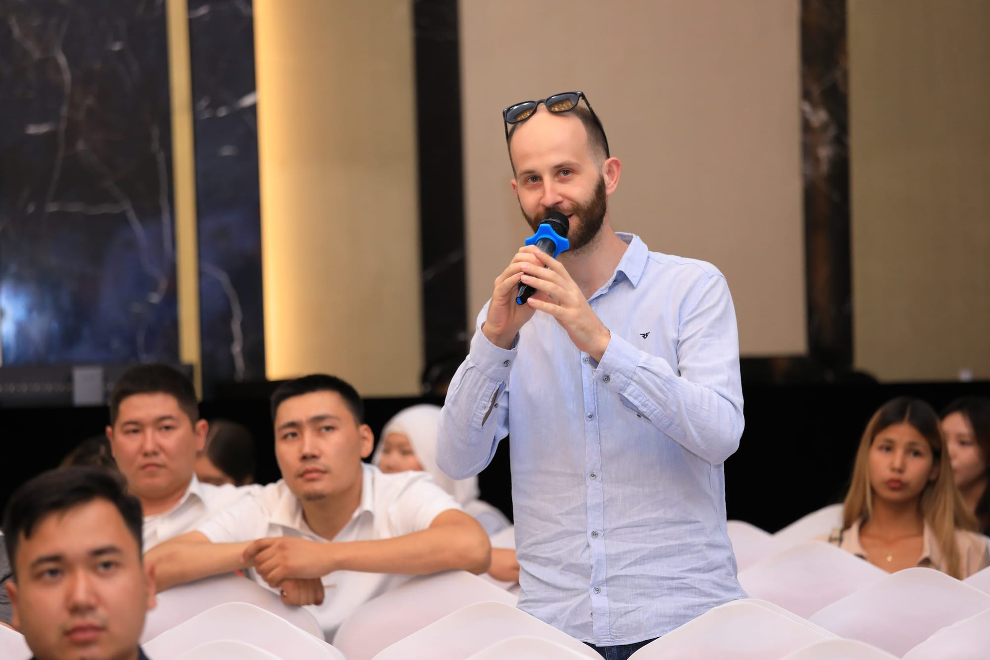 Участники активно задавали вопросы в ходе дискуссии.