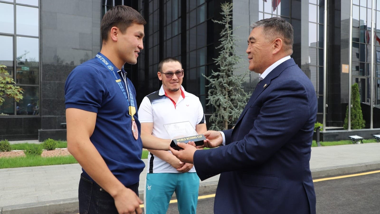Камчыбек Ташиев подарил автомобиль бронзовому призеру Кубка мира по боксу