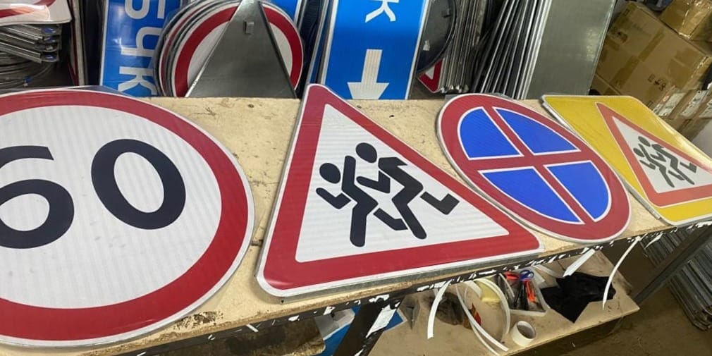 C начала года в Кыргызстане произведено почти 6 тысяч дорожных знаков — Минтранс