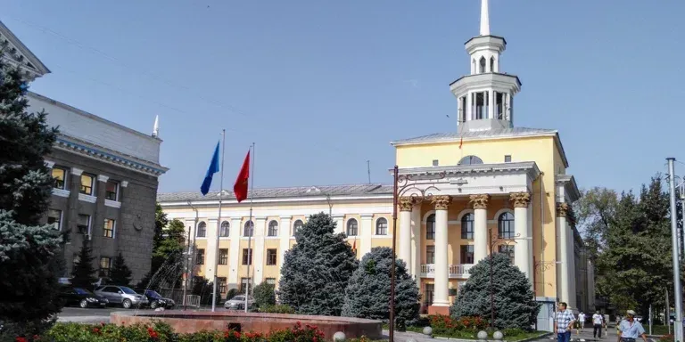 Нацбанк приостановил лицензии пяти обменных бюро в Бишкеке