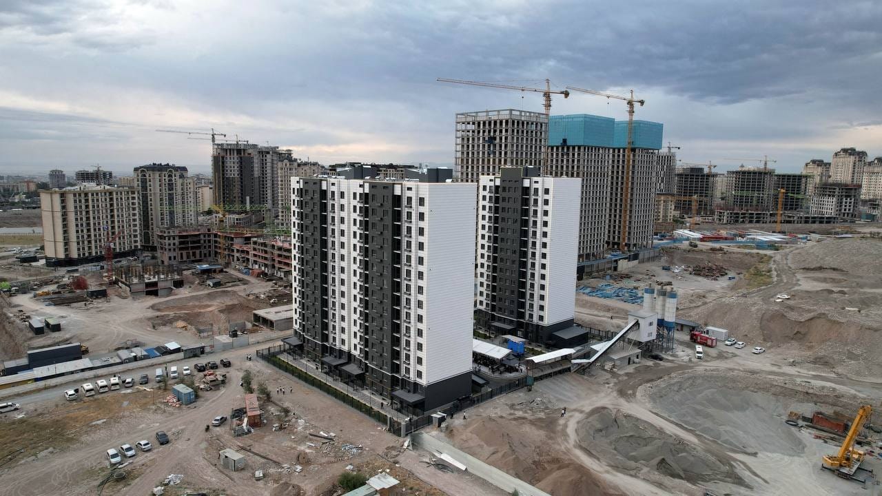 Садыр Жапаров вручил ключи от нового жилого комплекса в Бишкеке