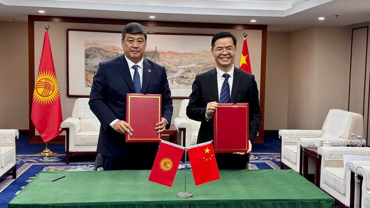 Подписание протокола между КР и КНР. Фото: кабмин.