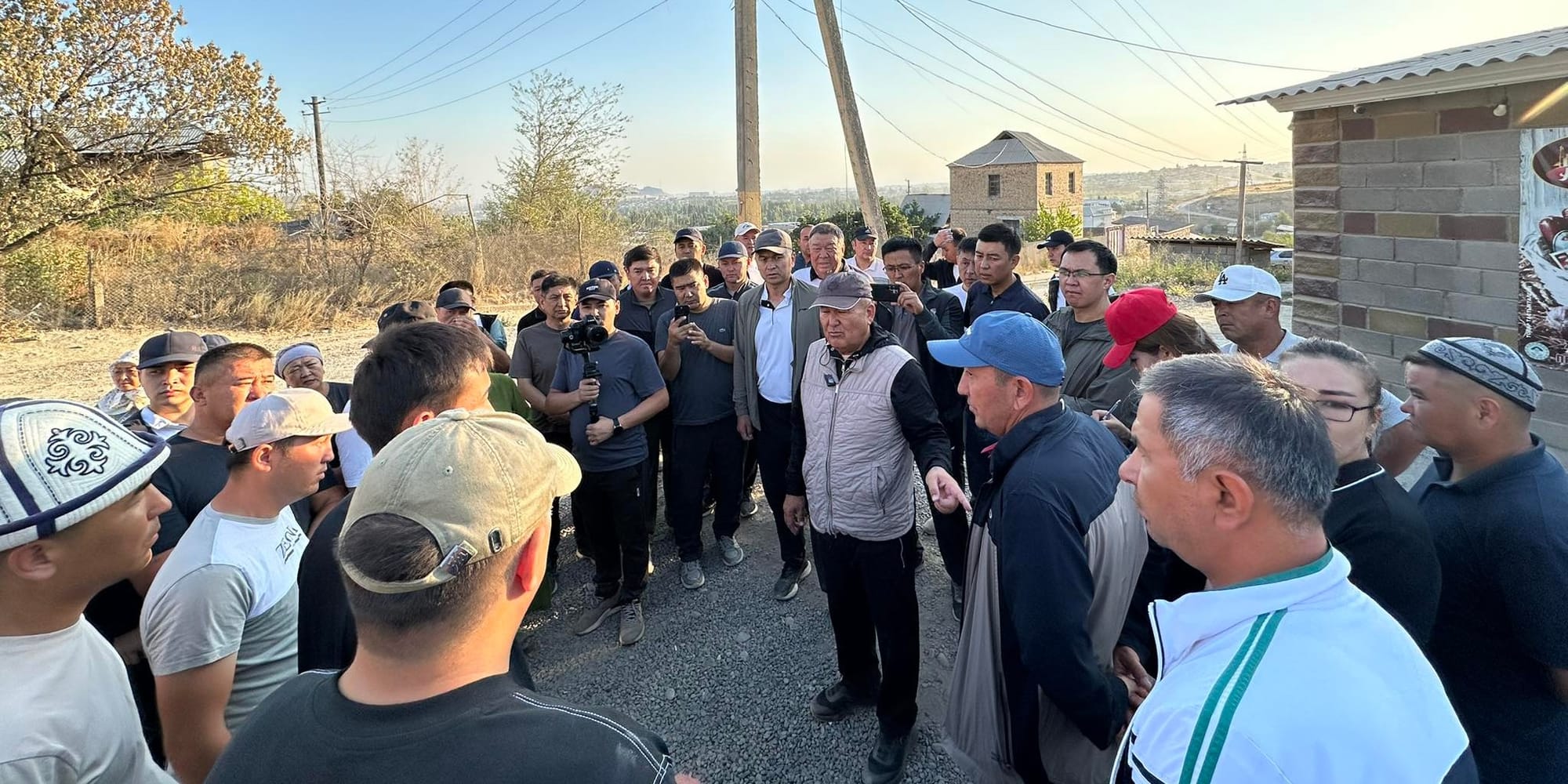 Мэр Оша выделил 150 тысяч сомов из своей зарплаты на водопровод для жилмассива Алай-1