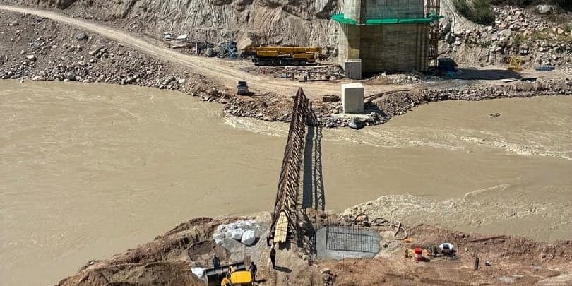 На Камбар-Атинской ГЭС-1 построили временный мост через реку Нарын