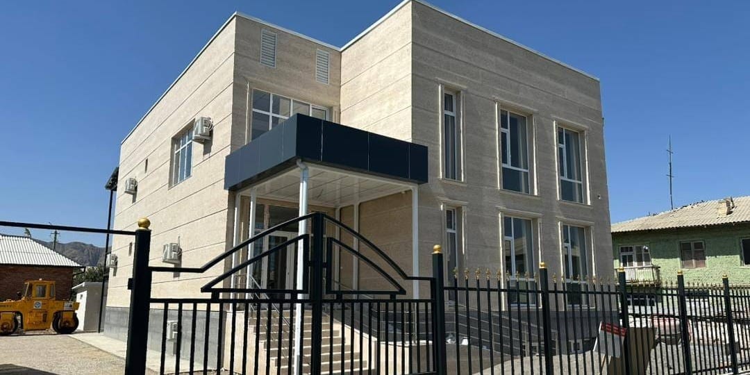 Здание облуправления Минюста в Баткене. Фото: полпредство в Баткенской области.