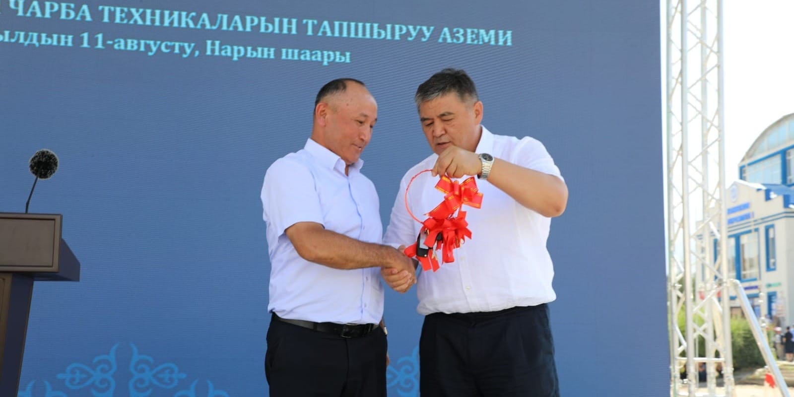 Камчыбек Ташиев передал Нарынскому району спецтехнику на 70 млн сомов