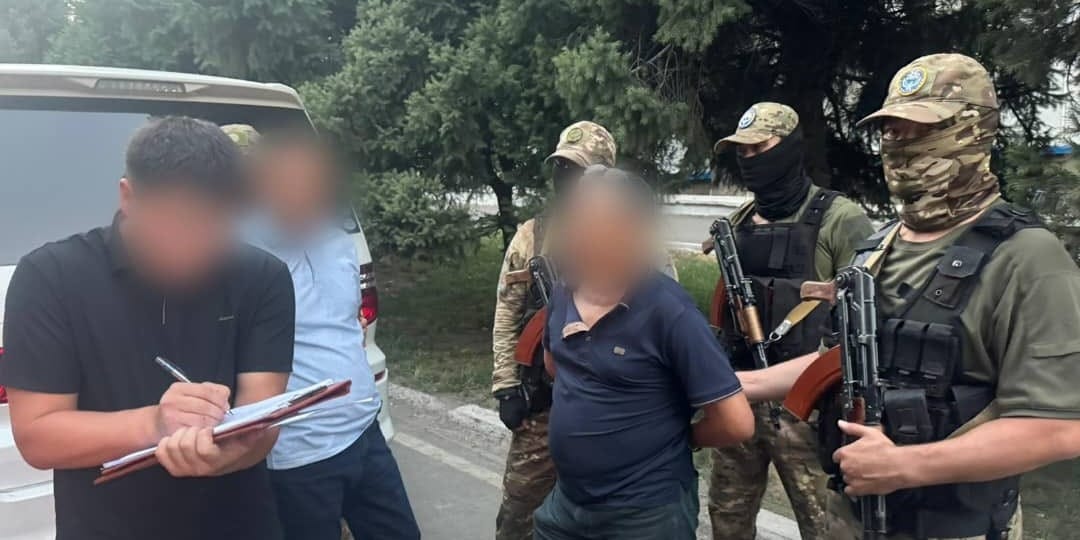 Муниципальных чиновников в Оше уличили во взятках на сотни тысяч сомов — видео
