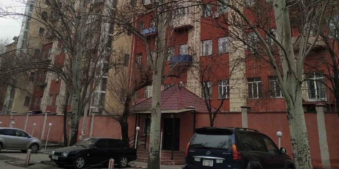 После 15 лет ожидания жильцы многоэтажки в Бишкеке получили документы на недвижимость