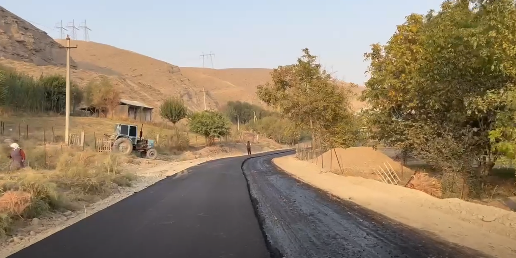 В Джалал-Абадской области ремонтируют 4 км дороги Нефтепром – Уч-Мазар