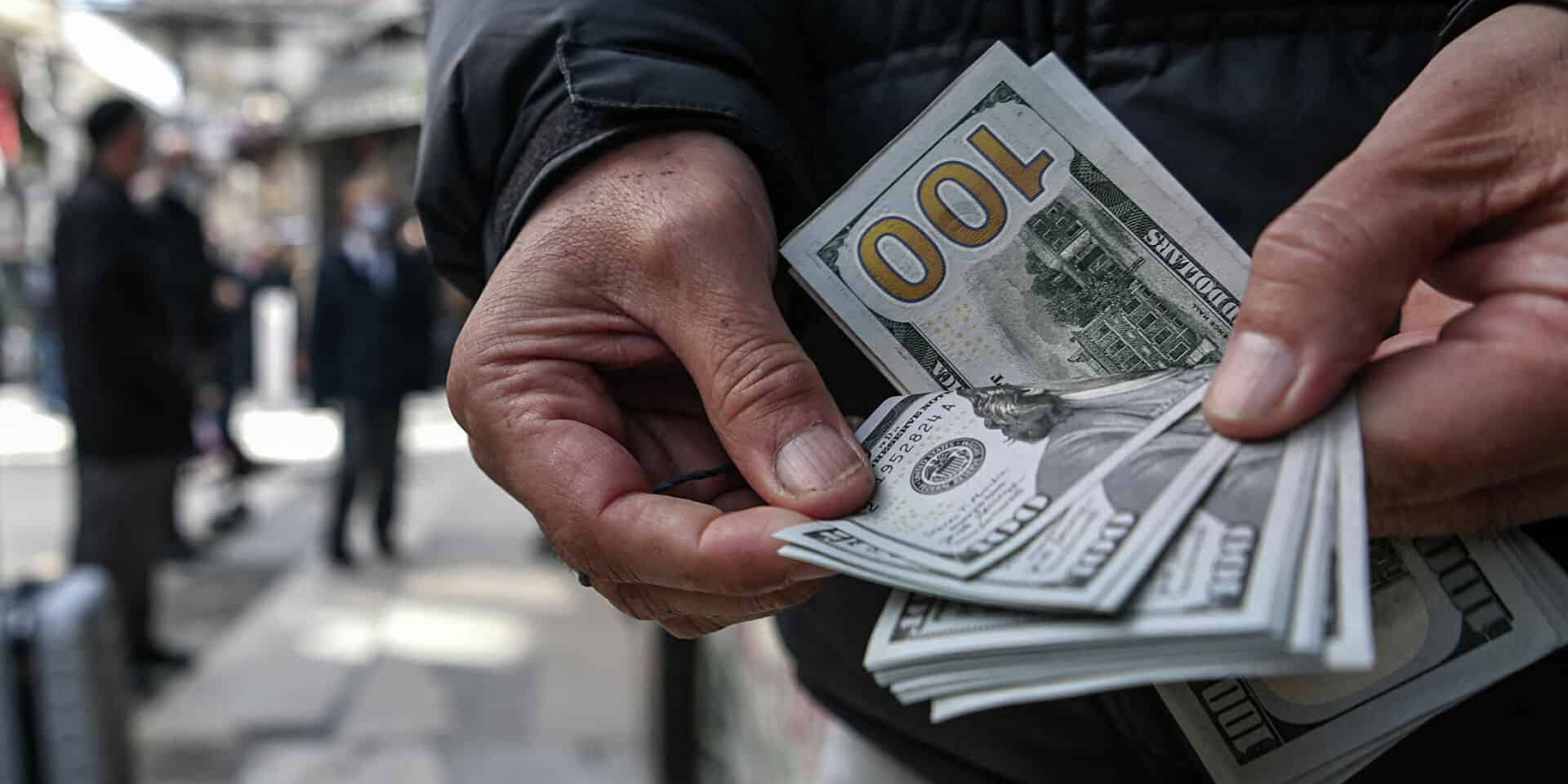 В Бишкеке и Оше на 530 тысяч сомов оштрафованы две обменки и 24 валютчика