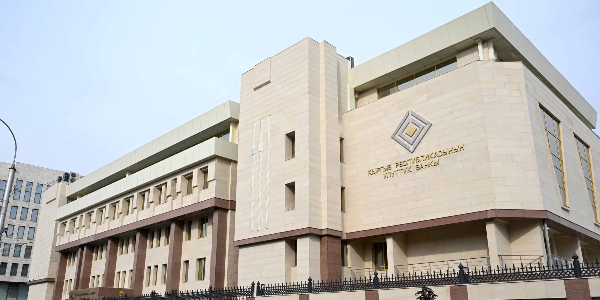 Президент Садыр Жапаров открыл новое здание Национального банка Кыргызстана в Бишкеке, 28 октября 2025 года.