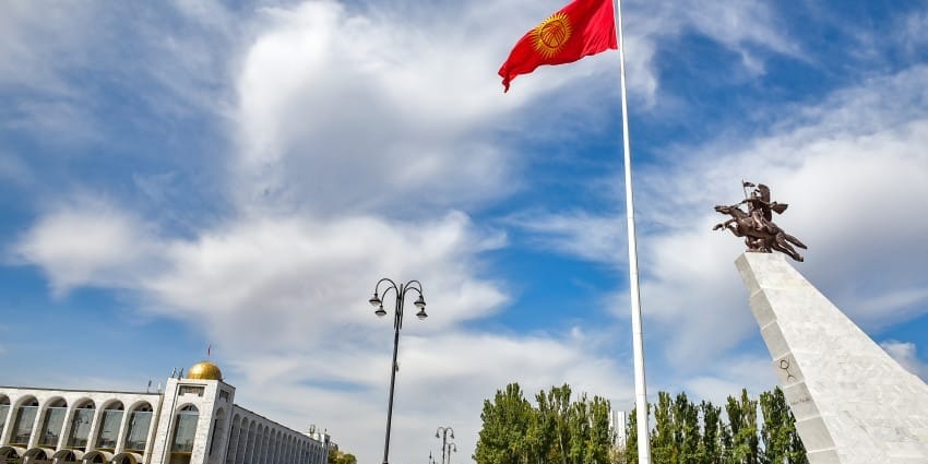 Интернет-провайдеров обязали убрать кабели с фасадов зданий в Бишкеке