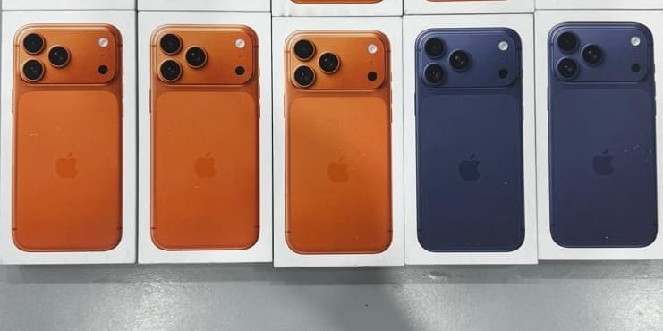 Через аэропорт «Манас» в Бишкек незаконно ввезли 18 iPhone 17 Pro Max — ущерб составил почти 0.5 млн сомов
