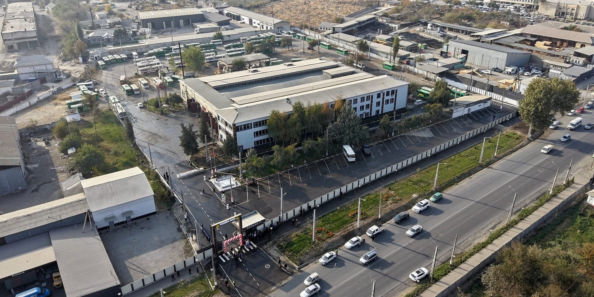 В Оше после капремонта открыли здание муниципального автотранспортного предприятия