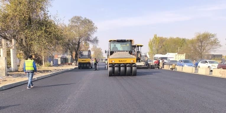На трассе Бишкек – Кант – Токмок завершают укладку первого слоя асфальта