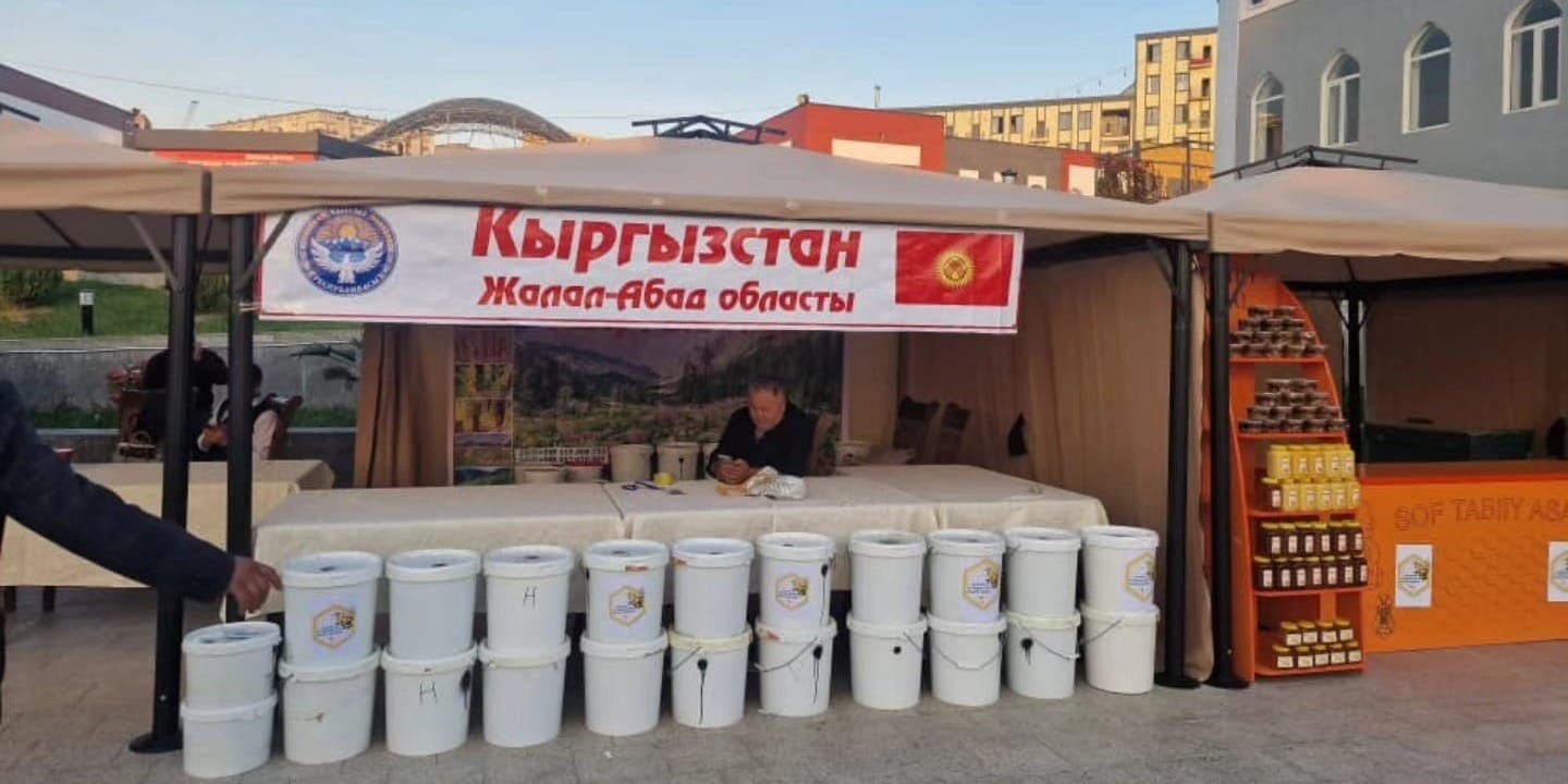 Пчеловоды Джалал-Абада приняли участие в международном фестивале меда в Намангане