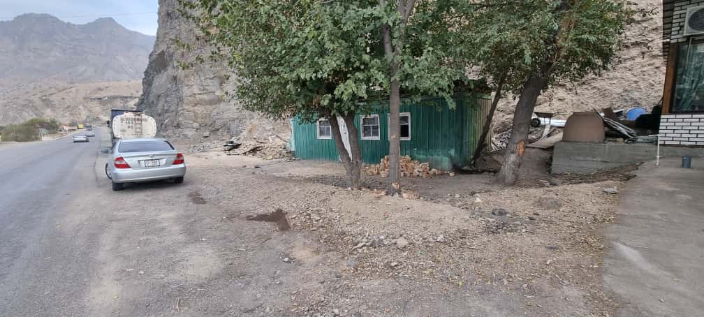 В Таш-Кумыре демонтировали более 20 торговых точек вдоль трассы Бишкек – Ош