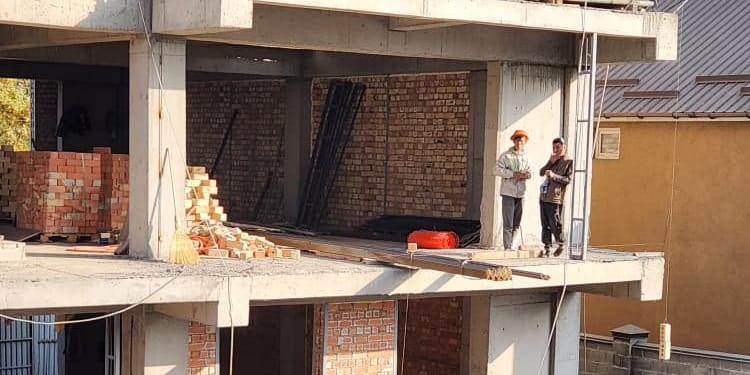 В Бишкеке приостановили строительство объекта компании «Нур Имарат Курулуш» из-за нарушений