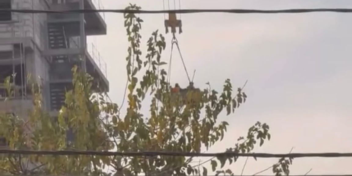 На стройке в Бишкеке рабочих поднимали краном — компанию оштрафовали на 200 тысяч сомов