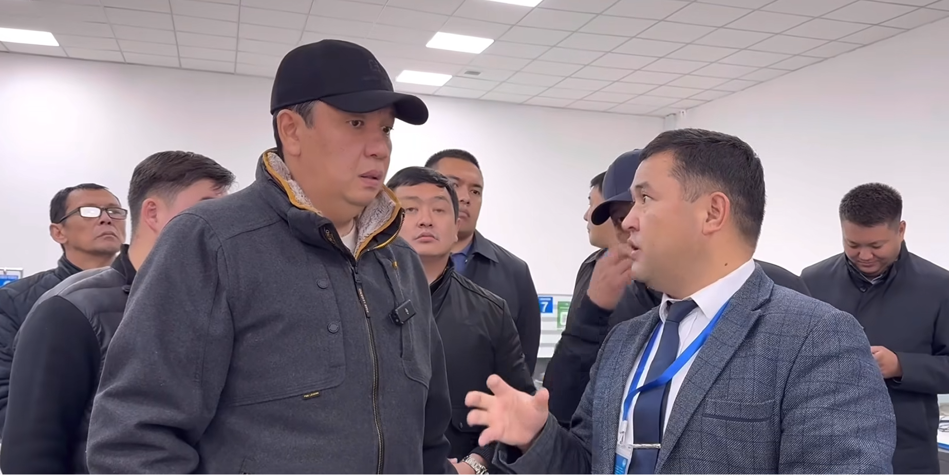 «Сидит с журналом»: мэр Бишкека раскритиковал автоЦОН из-за очередей — видео