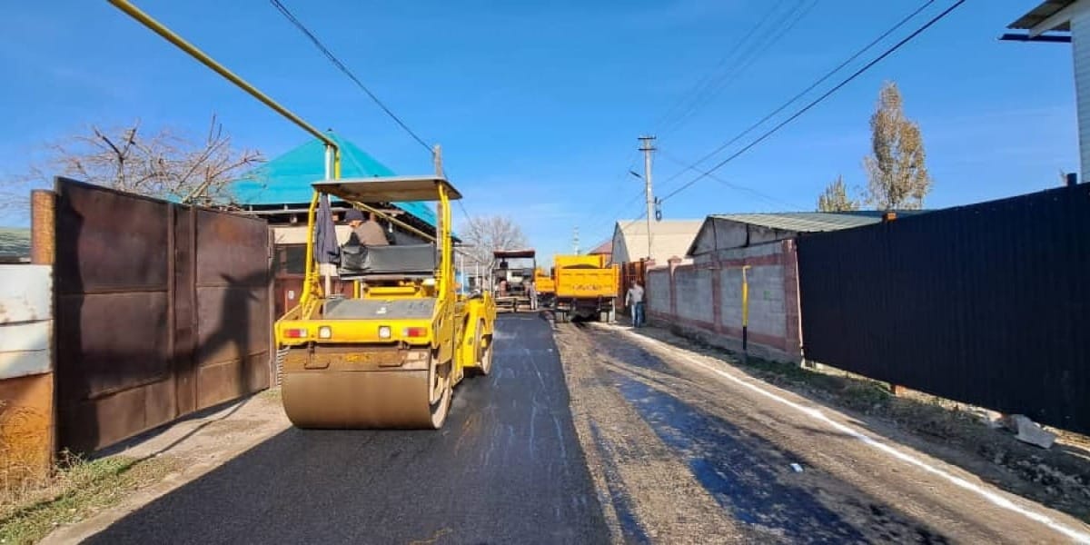 На улице Кедейкан в Бишкеке завершили укладку асфальта