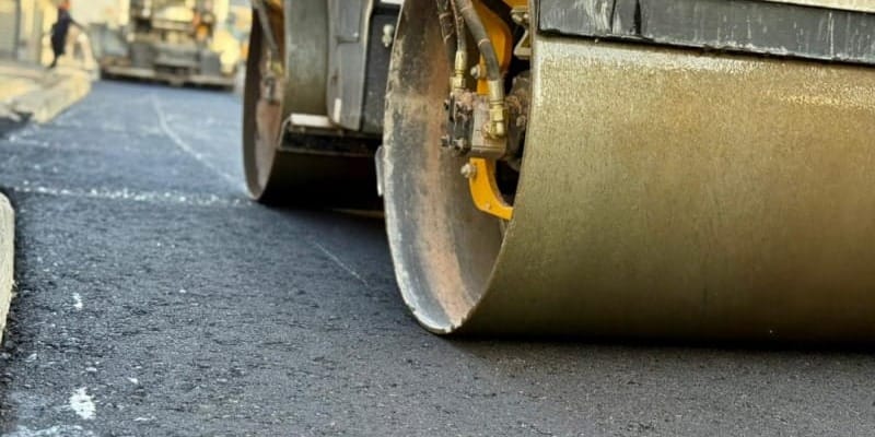 На улице 9 Января в Бишкеке завершили укладку асфальта