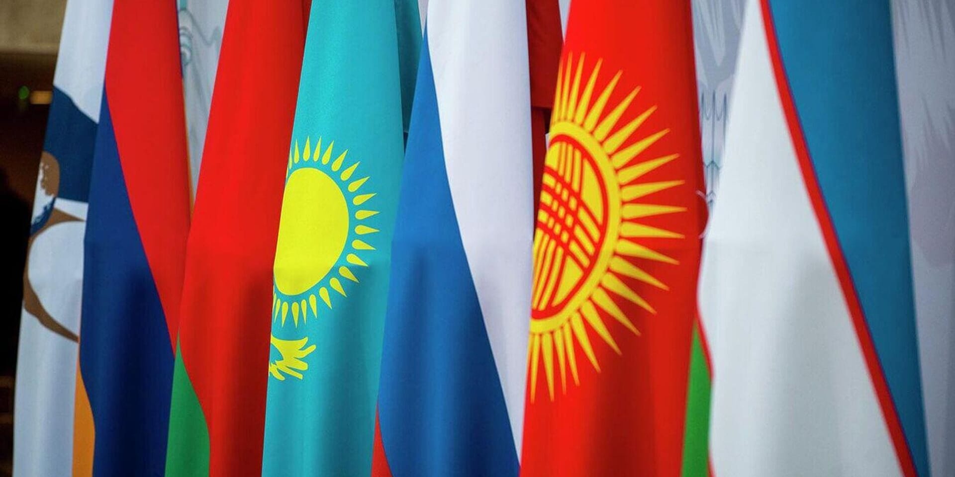 Внешняя торговля КР упала на 8.3%: ЕАБР сравнил ситуацию со странами ЕАЭС