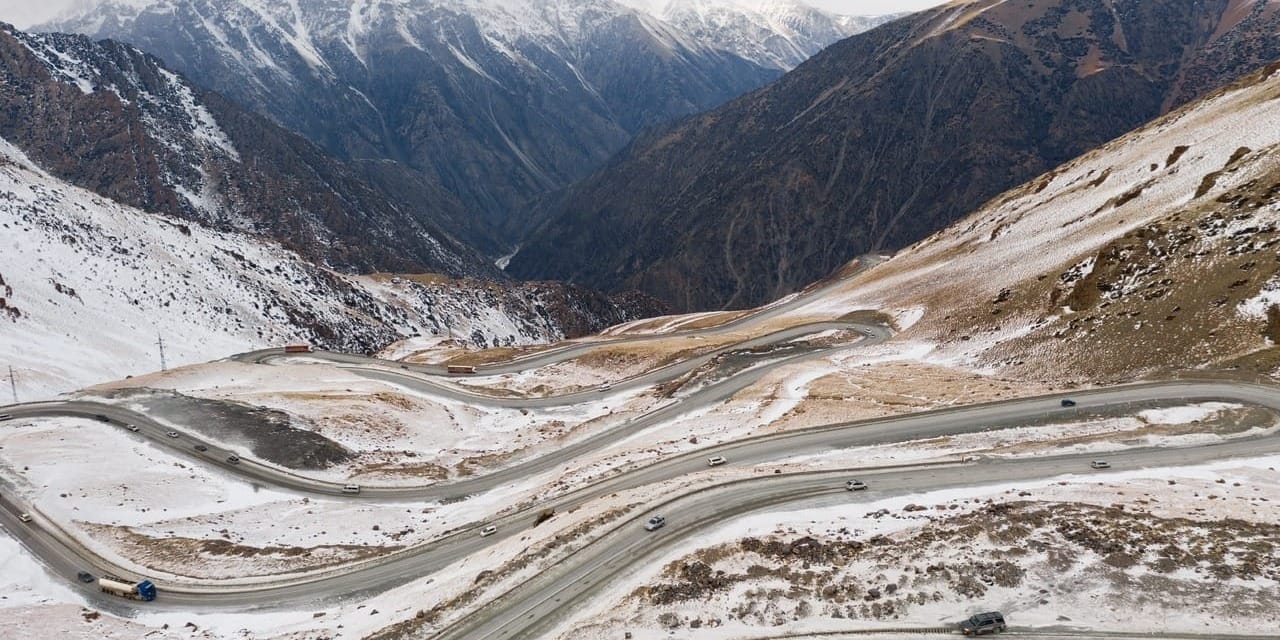 Из-за снегопада на перевалах Тоо-Ашуу, Ала-Бел и Отмок ограничено движение для грузовиков