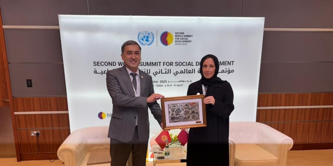 Министры труда Кыргызстана и Катара на встрече в Дохе обсуждают социальное сотрудничество.