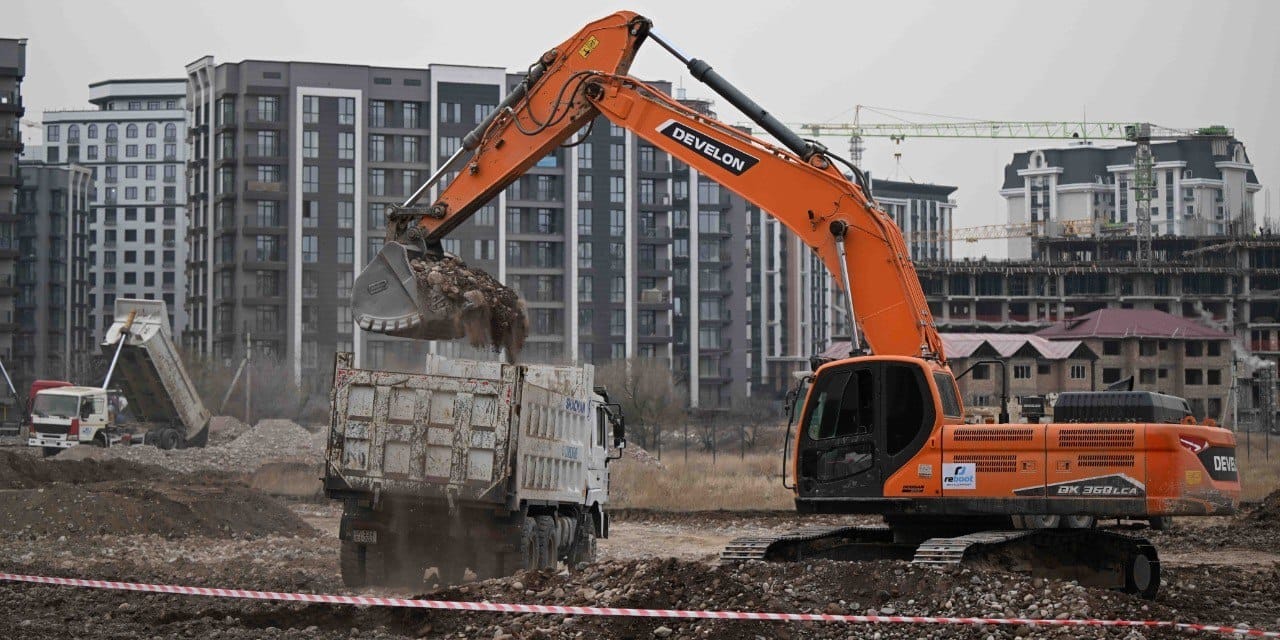 Касымалиев и Оверчук ознакомились с проектом новой школы на 1 224 места в Бишкеке