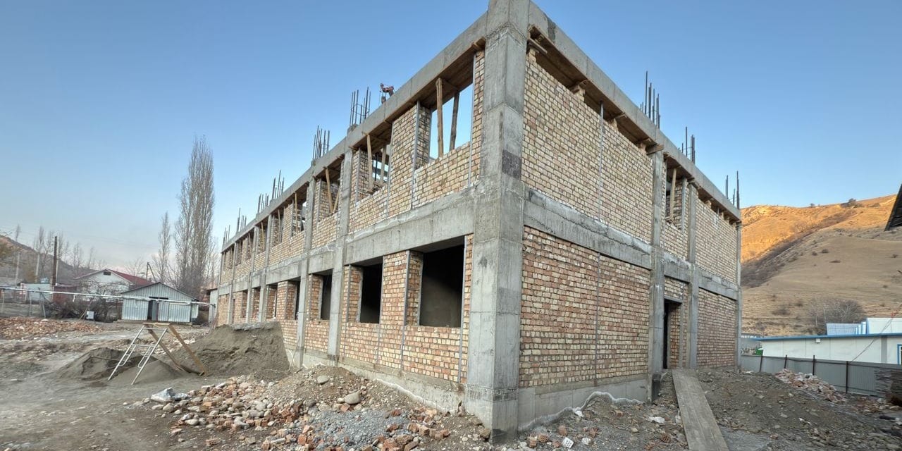 В Аксыйском районе строят новую школу за 80 млн сомов