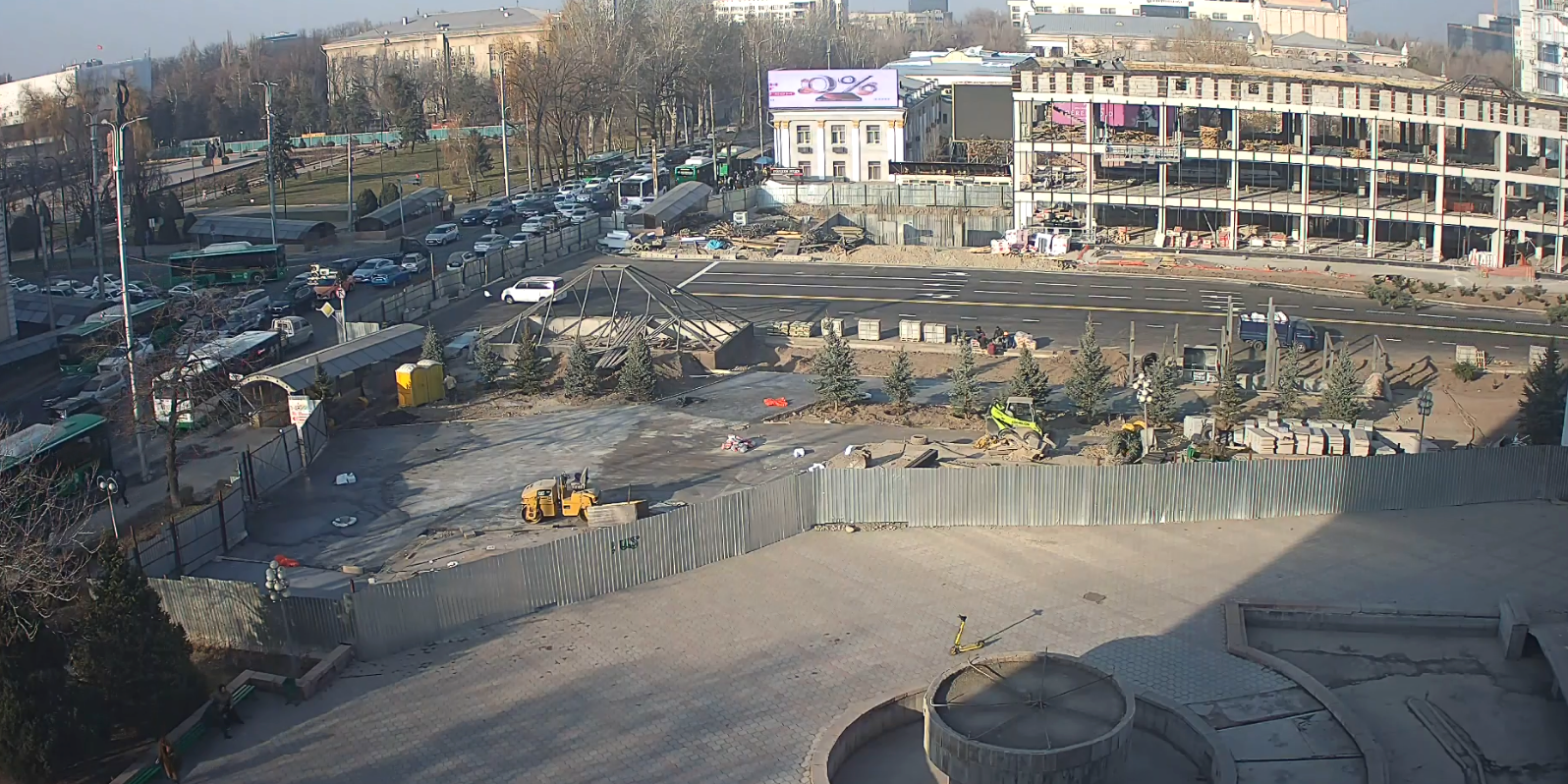 Строительные работы на проспекте Чуй у ЦУМа в Бишкеке, огражденный участок дороги и техника, Old Bishkek.