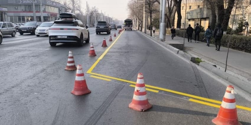 В Бишкеке на ул. Ахунбаева обновили выделенную полосу для автобусов