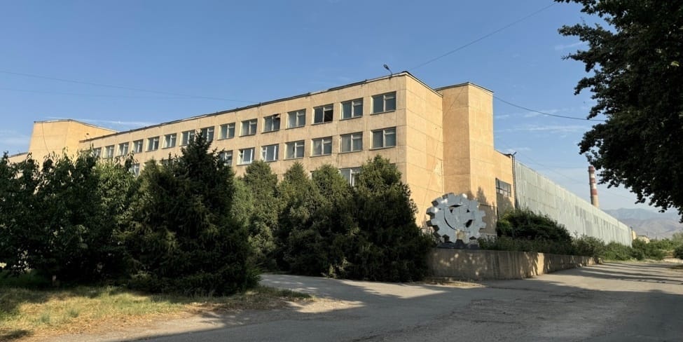 Кызыл-Кийский машиностроительный завод выставили на торги за 2.1 млрд сомов