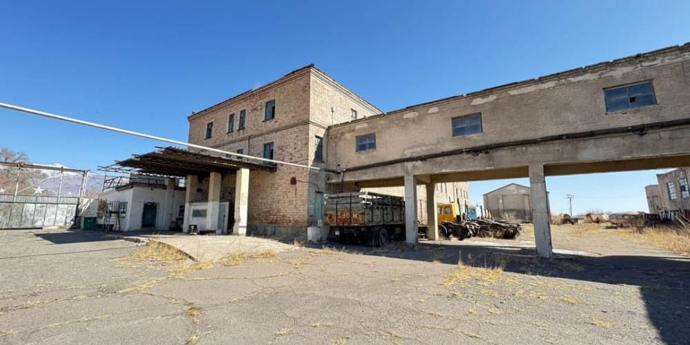 В Балыкчы выставили на аукцион мясокомбинат за 631.2 млн сомов