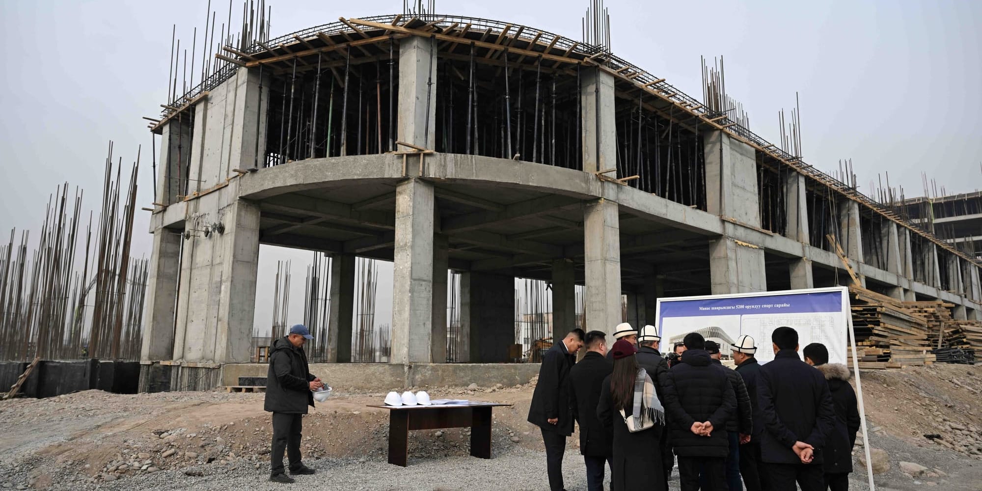 В Манасе строят Дворец спорта, кардиоцентр и президентский лицей: Касымалиев проинспектировал стройки