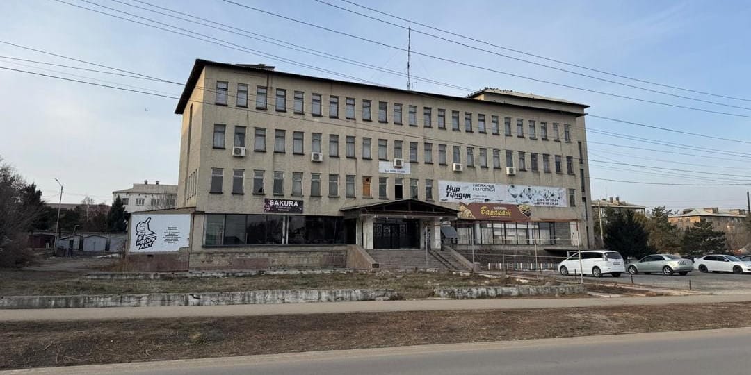 Здание бытового комбината «Асем» в Караколе. Фото: ГКНБ.