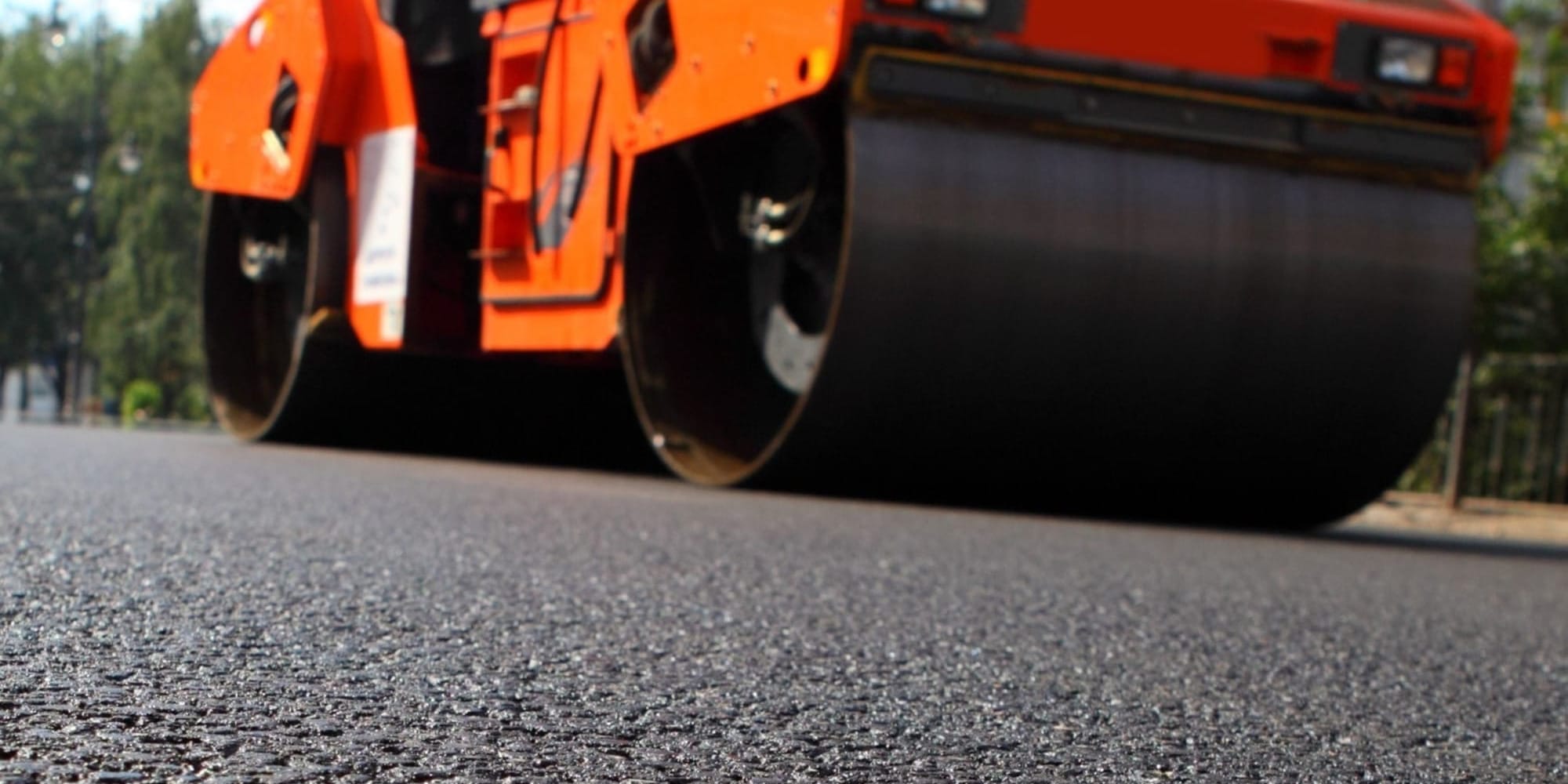 На трассе Бишкек – Кунтуу – Шопоков уложили первый слой асфальта