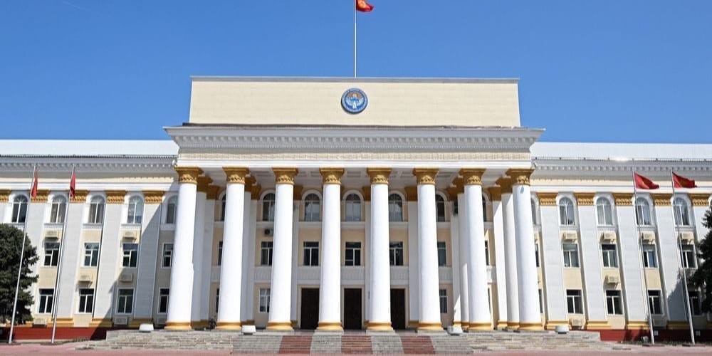 МИД КР эвакуировал кыргызстанку из Мьянмы, где ее незаконно удерживали в военном лагере